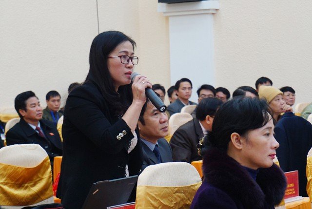 Cán bộ xã vào rừng đánh dấu cây để giành phần!