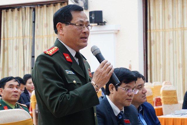 Cán bộ xã vào rừng đánh dấu cây để giành phần!