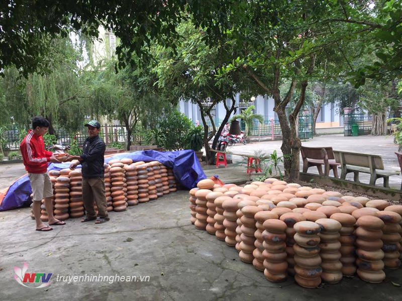 doc-dao-cay-thong-noel-duoc-lam-tu-hon-6000-chiec-noi-dat