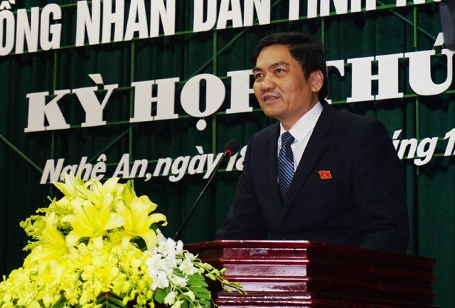 Cán bộ xã vào rừng đánh dấu cây để giành phần!