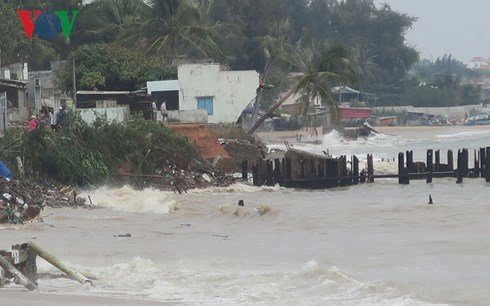 Sóng biển nổ như lựu đạn, đánh sập nhà dân ven biển Phan Thiết