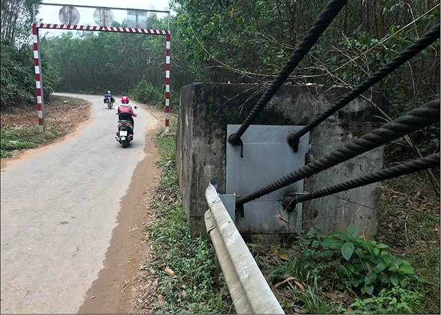 “Treo” số phận khi qua cầu treo Bình Thành