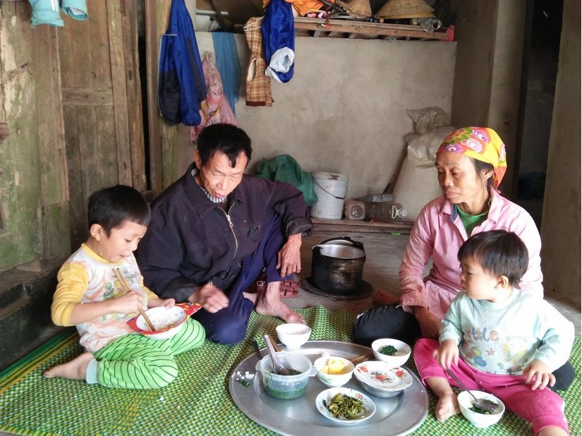 Hai đứa trẻ bị bố mẹ bỏ rơi, dắt nhau đi nhặt rác mưu sinh