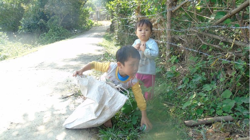 Hai đứa trẻ bị bố mẹ bỏ rơi, dắt nhau đi nhặt rác mưu sinh