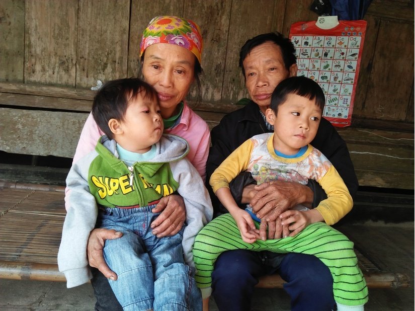 Hai đứa trẻ bị bố mẹ bỏ rơi, dắt nhau đi nhặt rác mưu sinh