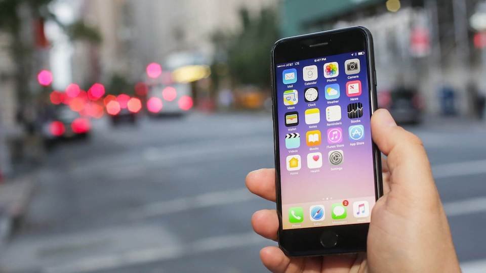 apple-xac-nhan-iphone-se-chay-cham-di-khi-pin-bi-chai-theo-thoi-gian