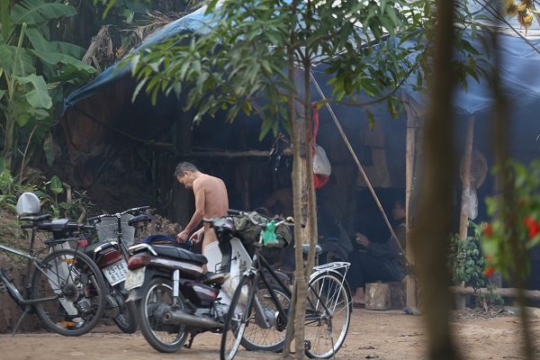 nguoi-ha-noi-tam-tien-o-song-hong-trong-ngay-gia-ret-cat-da-cat-thit