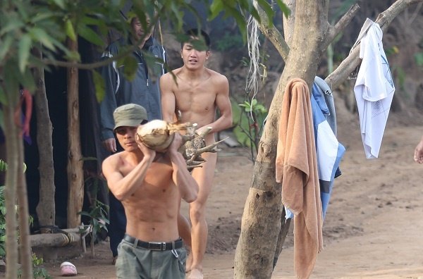 nguoi-ha-noi-tam-tien-o-song-hong-trong-ngay-gia-ret-cat-da-cat-thit
