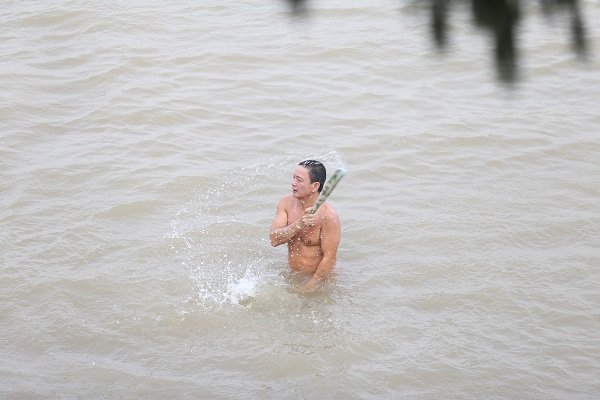 nguoi-ha-noi-tam-tien-o-song-hong-trong-ngay-gia-ret-cat-da-cat-thit