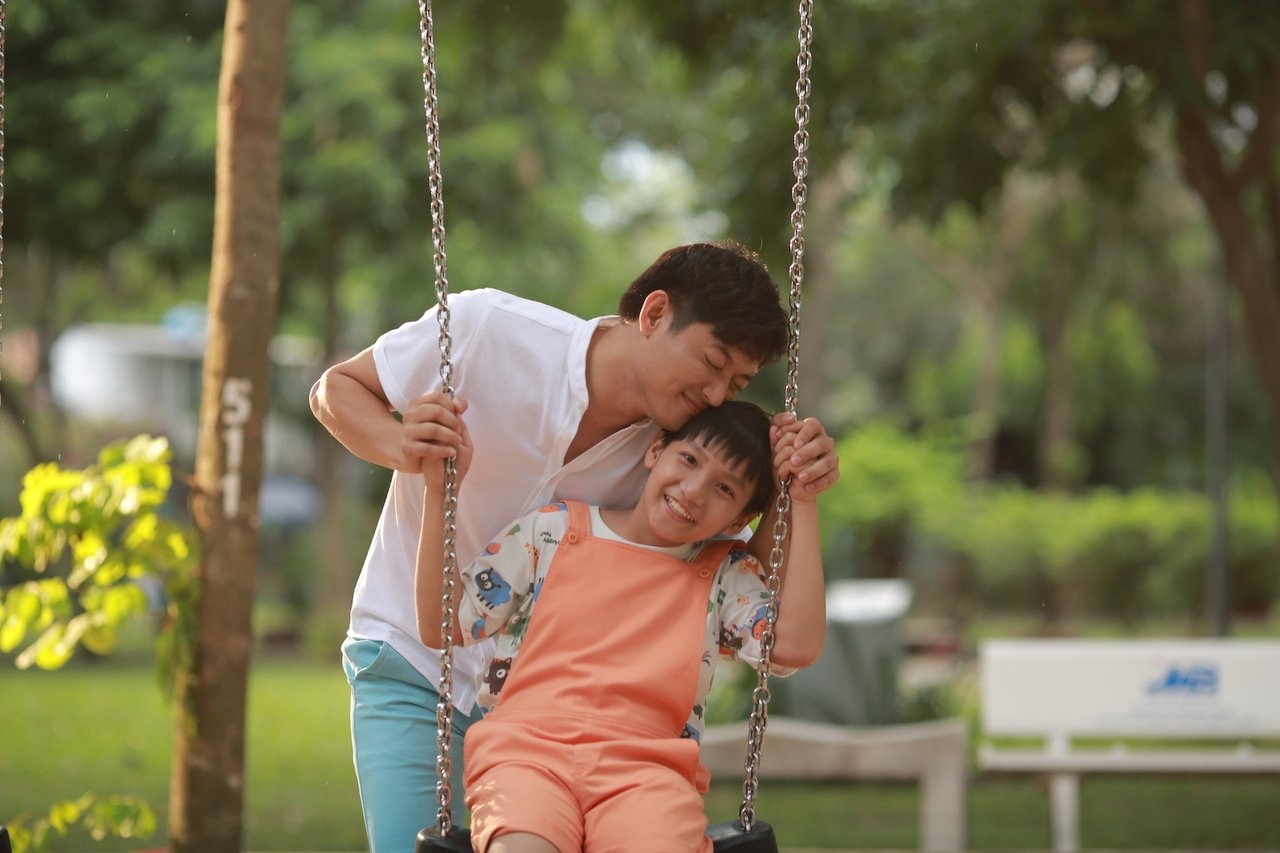 quy-binh-va-quynh-chi-lan-dau-tien-lam-cha-me-trong-phim-o-day-co-nang