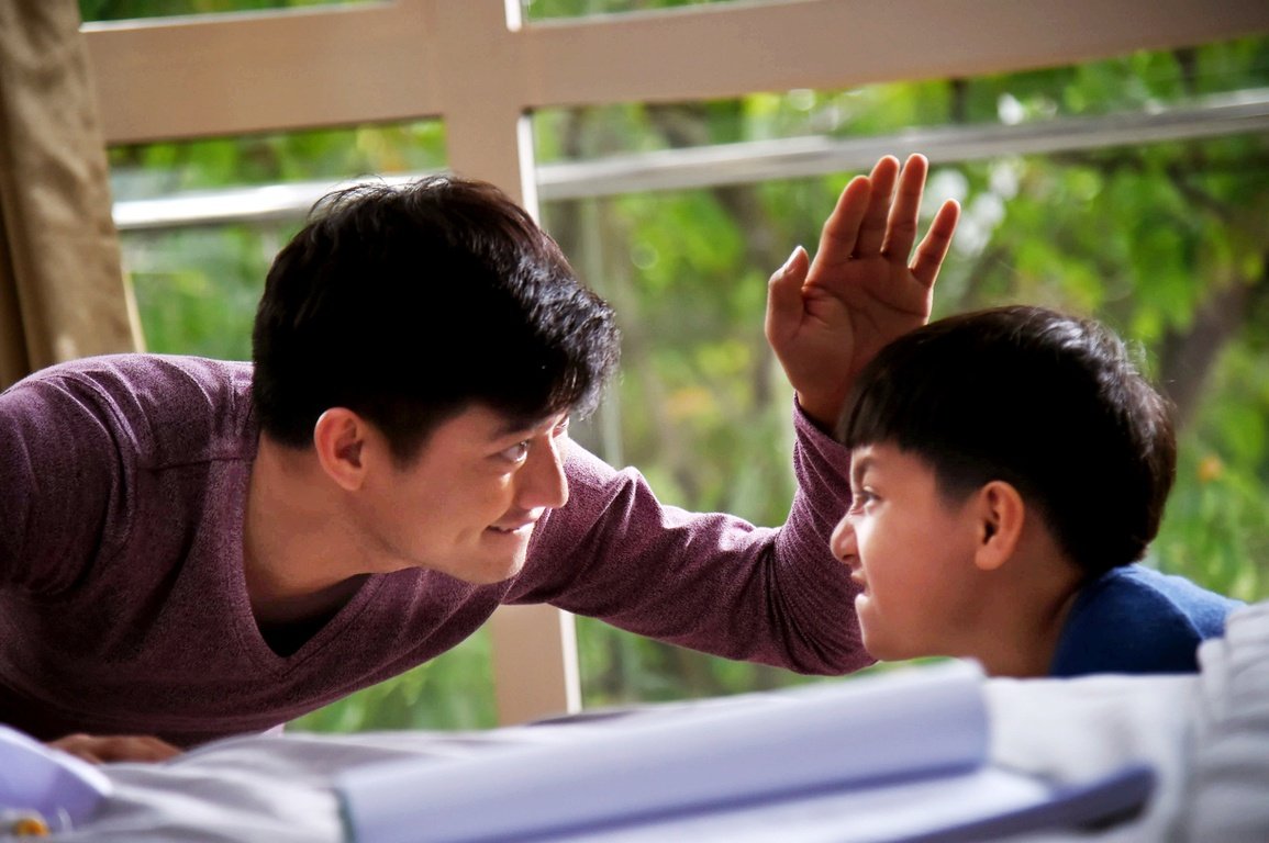 quy-binh-va-quynh-chi-lan-dau-tien-lam-cha-me-trong-phim-o-day-co-nang