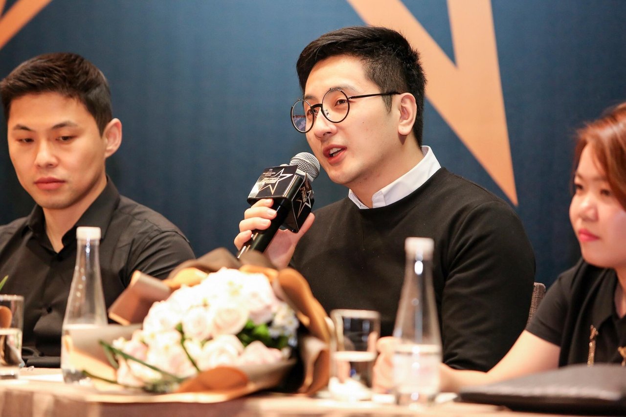 thu-minh-hoang-touliver-chinh-thuc-ngoi-ghe-nong-cung-bo-doi-producer-kpop-noi-tieng