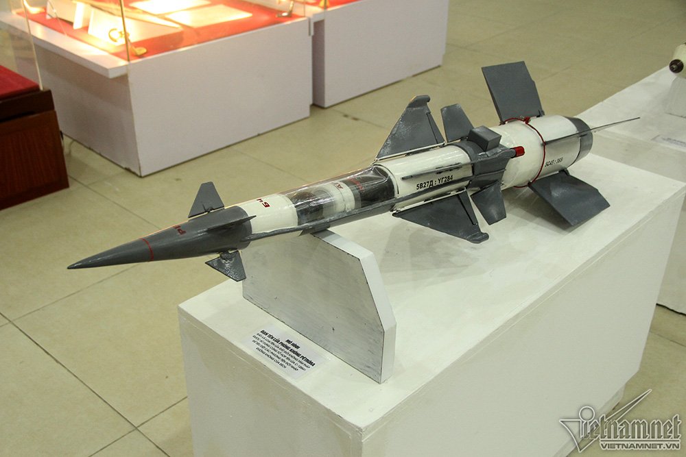 Cánh én bạc MiG 21 của không quân Việt Nam bắn hạ B52