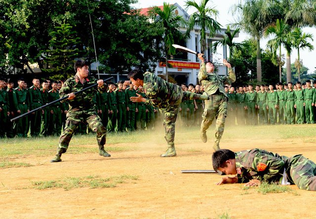 Bộ đội đặc công lấy họng 