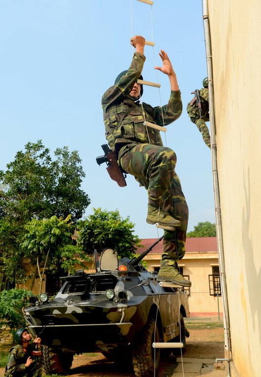 Bộ đội đặc công lấy họng 