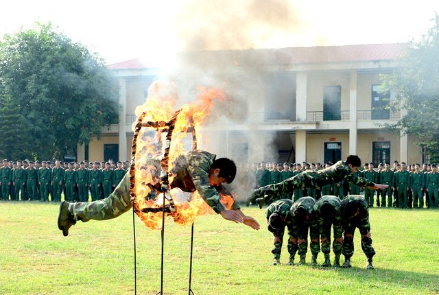 Bộ đội đặc công lấy họng 