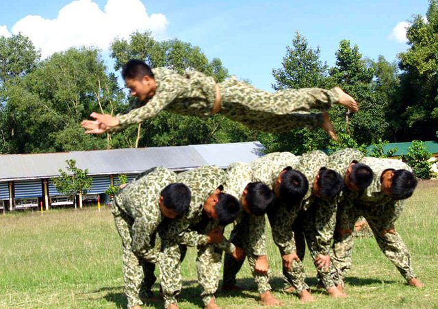 Bộ đội đặc công lấy họng 