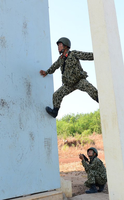 Bộ đội đặc công lấy họng 