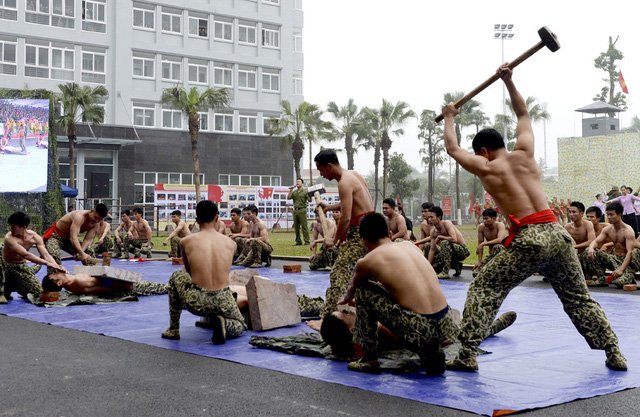 Bộ đội đặc công lấy họng 