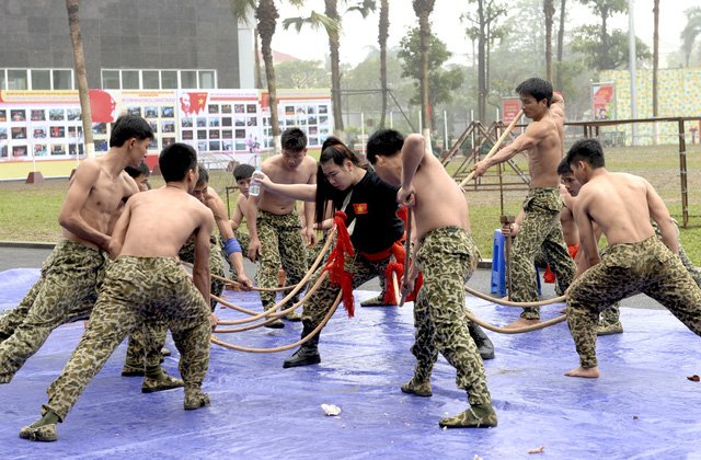 Bộ đội đặc công lấy họng 