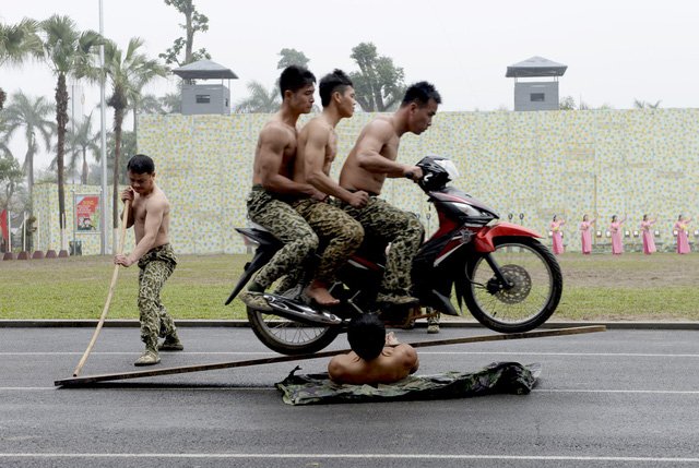 Bộ đội đặc công lấy họng 