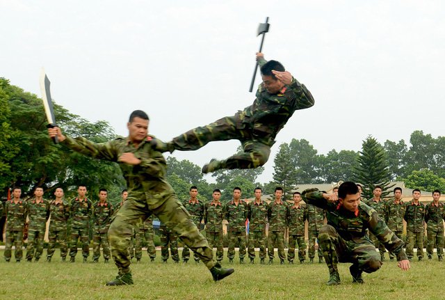 Bộ đội đặc công lấy họng 