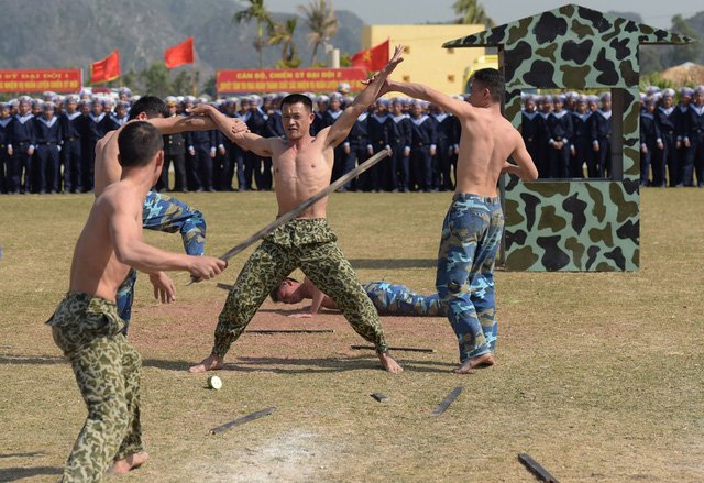 Bộ đội đặc công lấy họng 