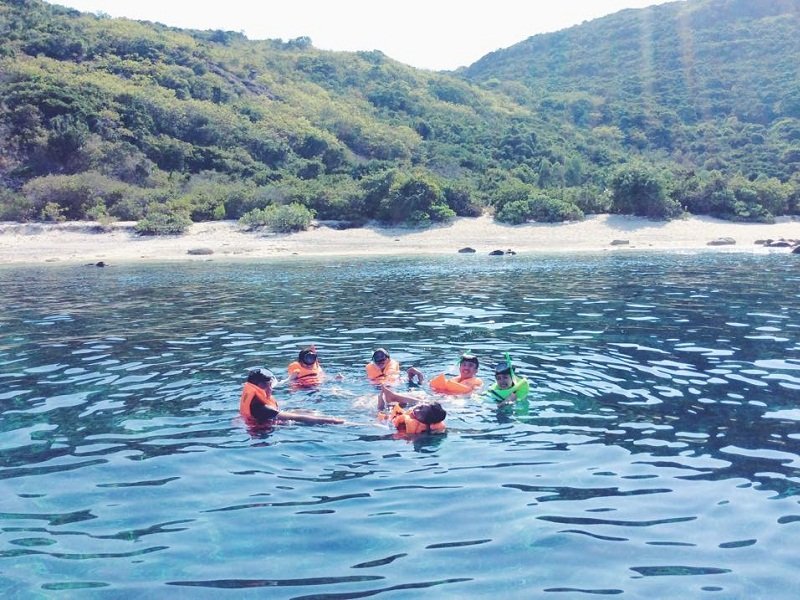 dong-nay-can-nap-vitamin-sea-thi-xach-ba-lo-toi-ngay-eo-gio