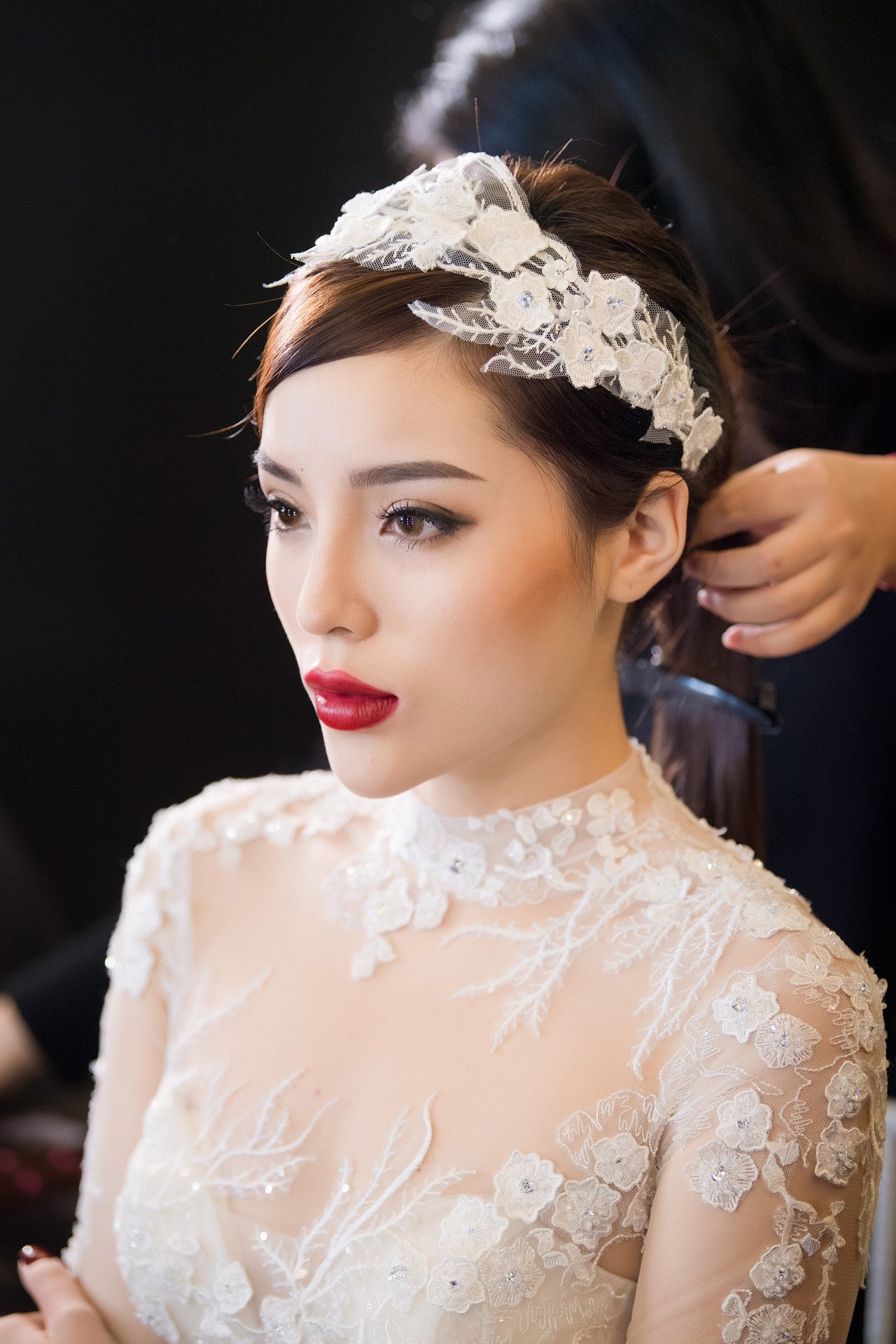 nu-hoang-tuyet-ky-duyen-lam-vedette-dien-vay-cuoi-3-ty-trong-show-dien-cua-ntk-lek-chi