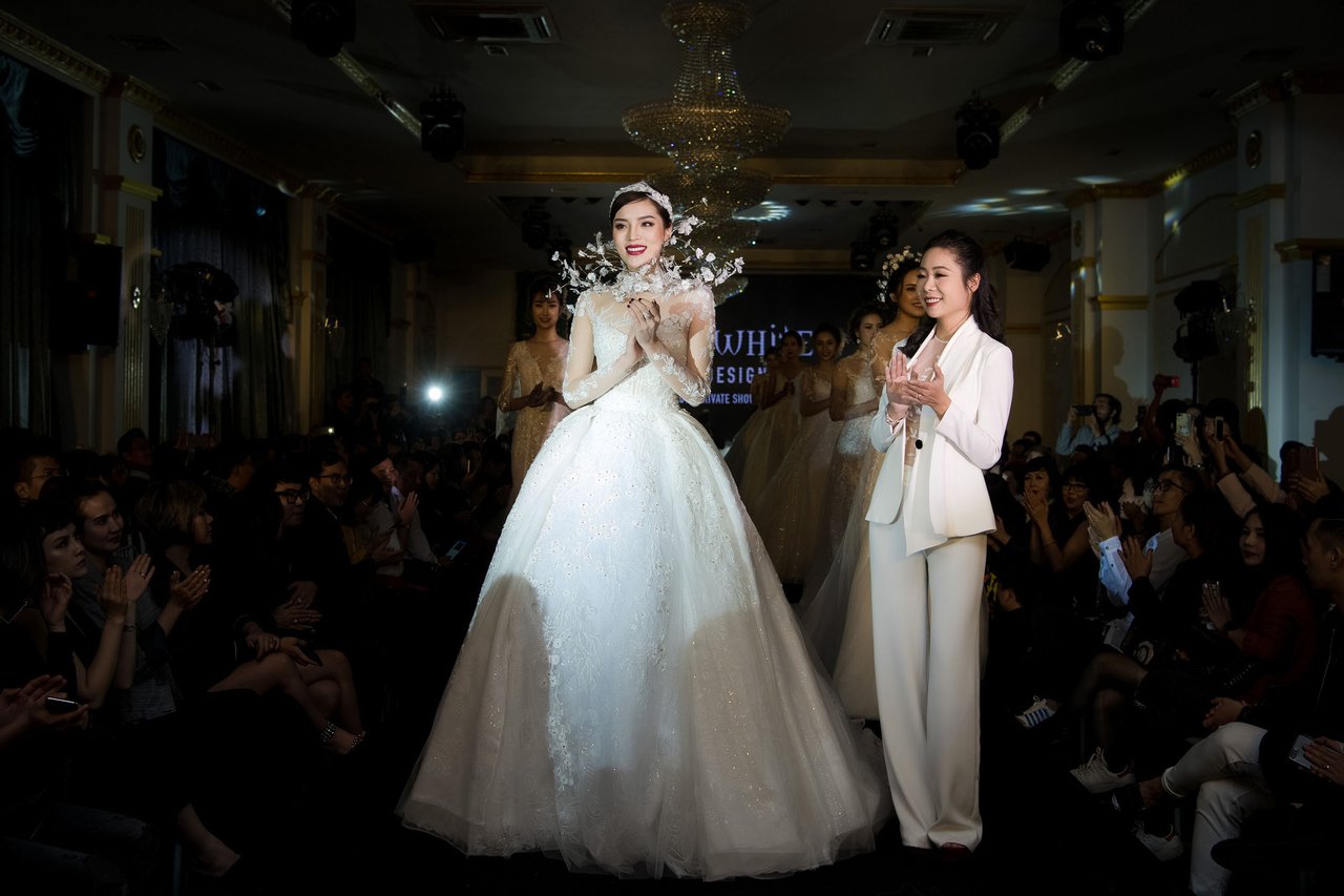 nu-hoang-tuyet-ky-duyen-lam-vedette-dien-vay-cuoi-3-ty-trong-show-dien-cua-ntk-lek-chi