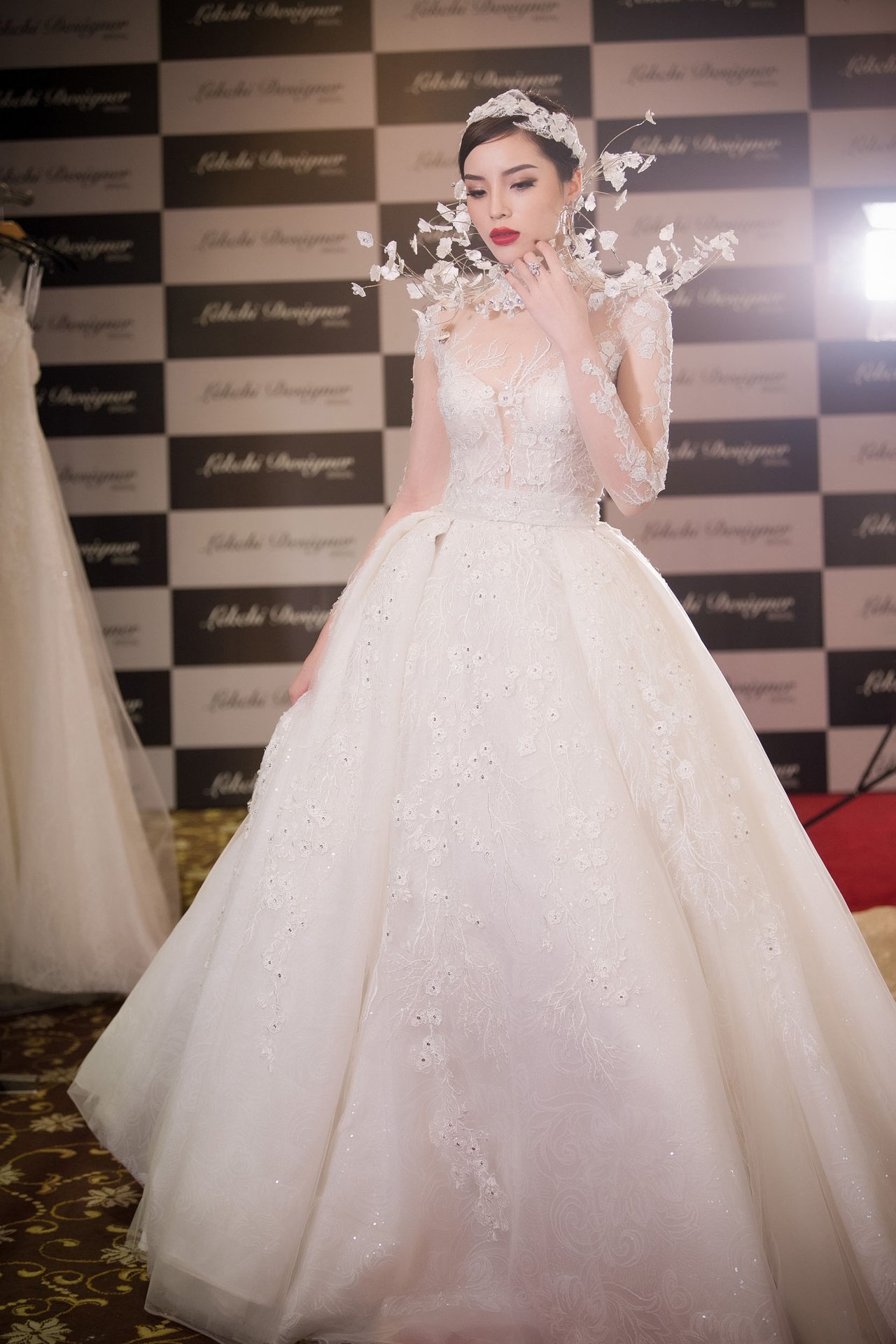 nu-hoang-tuyet-ky-duyen-lam-vedette-dien-vay-cuoi-3-ty-trong-show-dien-cua-ntk-lek-chi