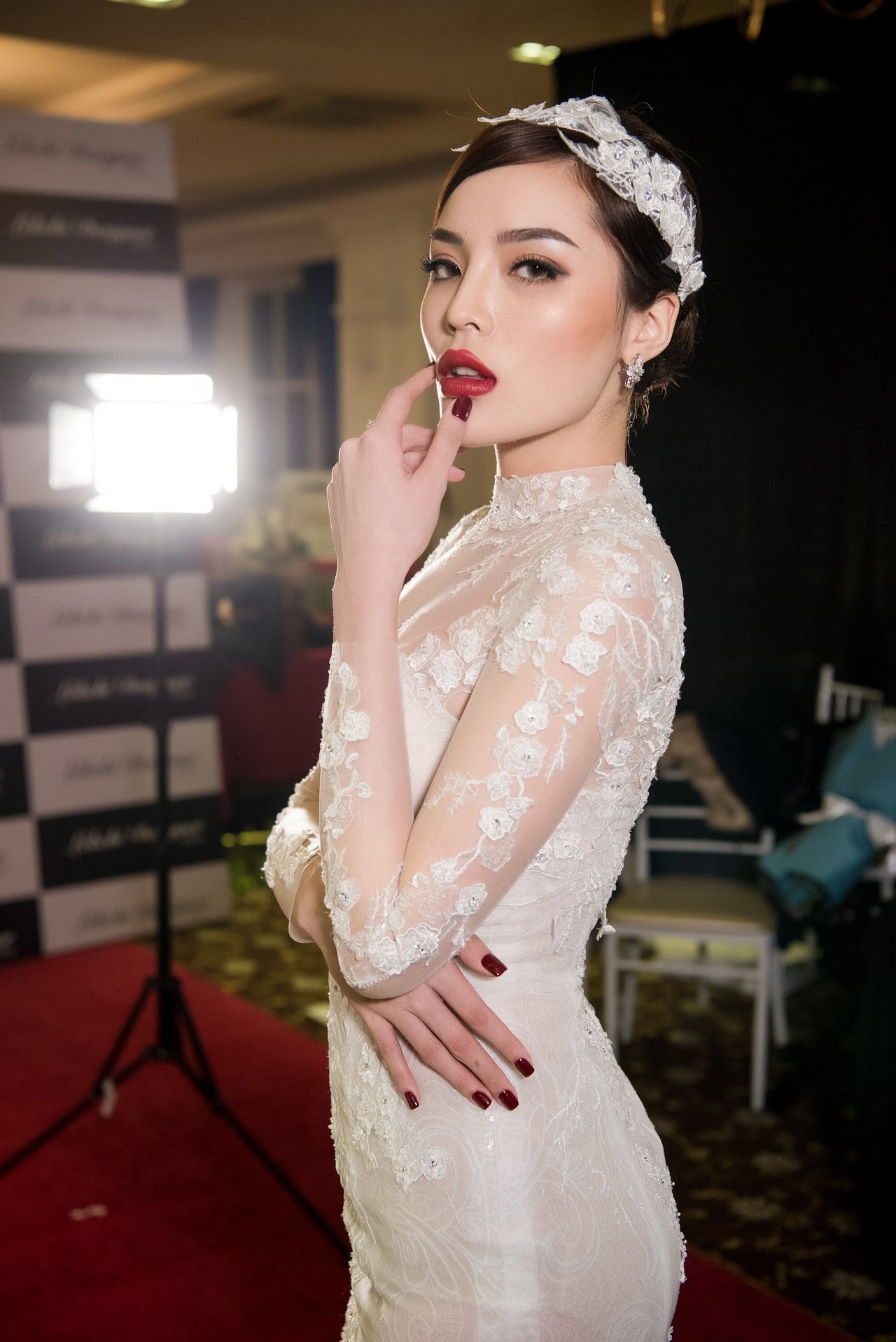 nu-hoang-tuyet-ky-duyen-lam-vedette-dien-vay-cuoi-3-ty-trong-show-dien-cua-ntk-lek-chi