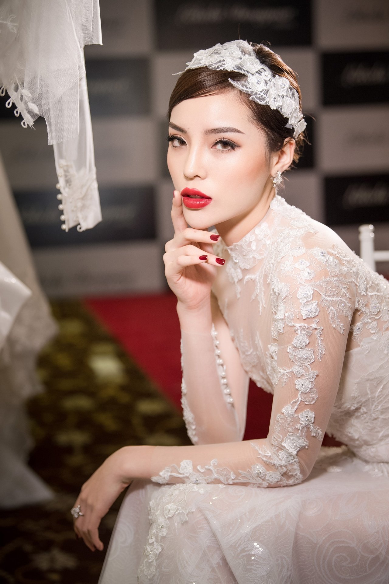 nu-hoang-tuyet-ky-duyen-lam-vedette-dien-vay-cuoi-3-ty-trong-show-dien-cua-ntk-lek-chi