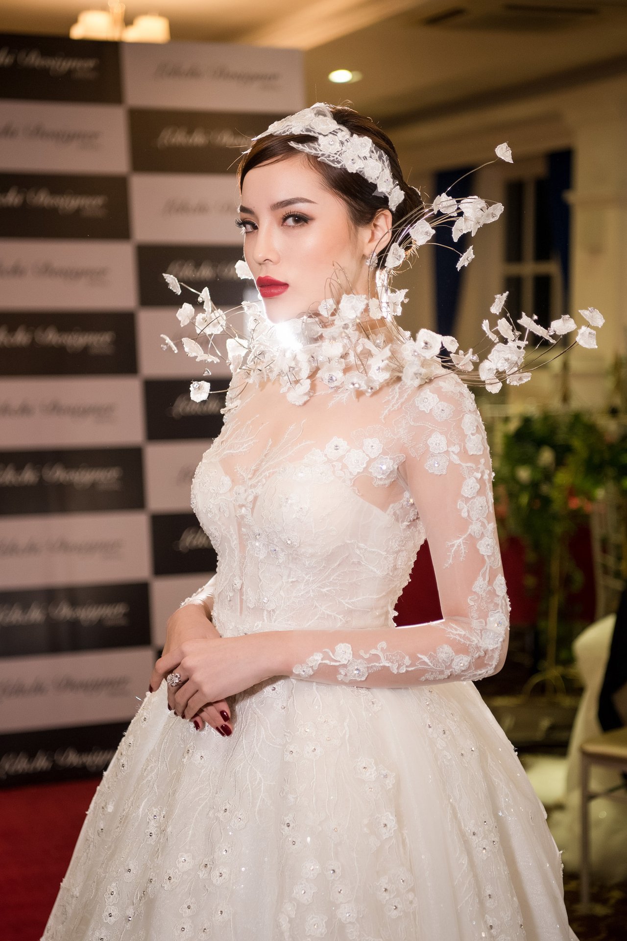 nu-hoang-tuyet-ky-duyen-lam-vedette-dien-vay-cuoi-3-ty-trong-show-dien-cua-ntk-lek-chi
