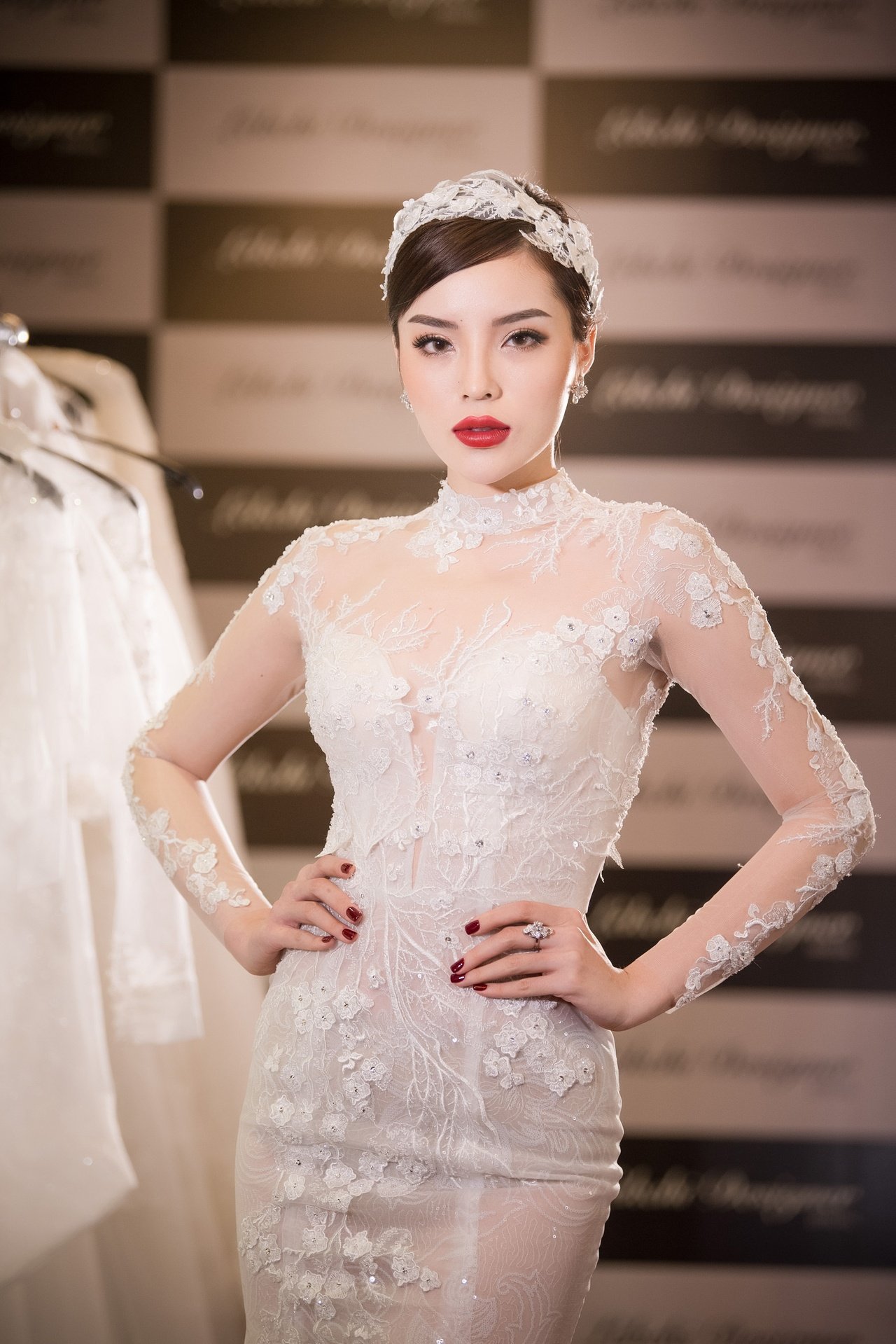 nu-hoang-tuyet-ky-duyen-lam-vedette-dien-vay-cuoi-3-ty-trong-show-dien-cua-ntk-lek-chi