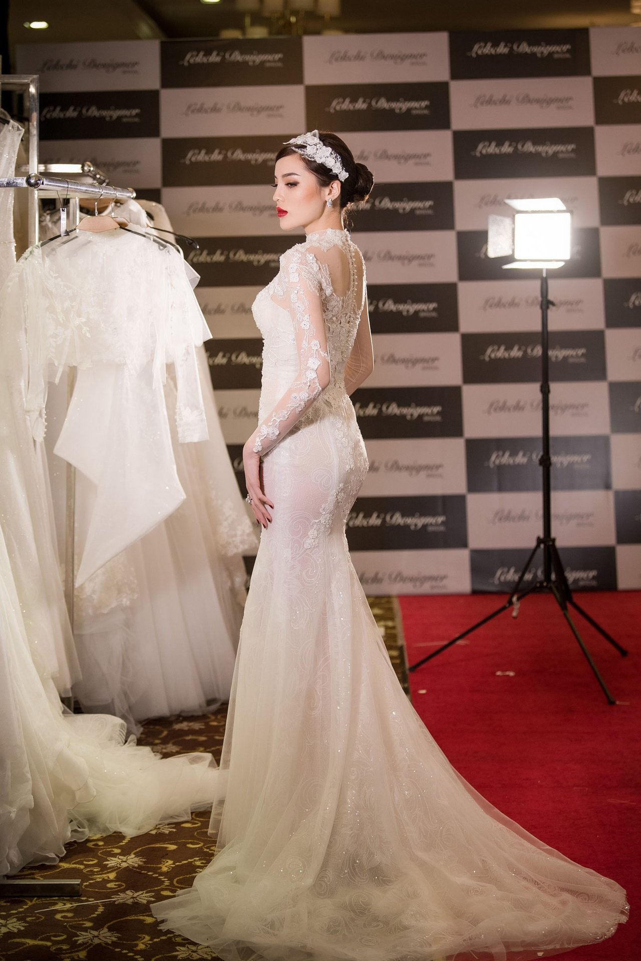 nu-hoang-tuyet-ky-duyen-lam-vedette-dien-vay-cuoi-3-ty-trong-show-dien-cua-ntk-lek-chi