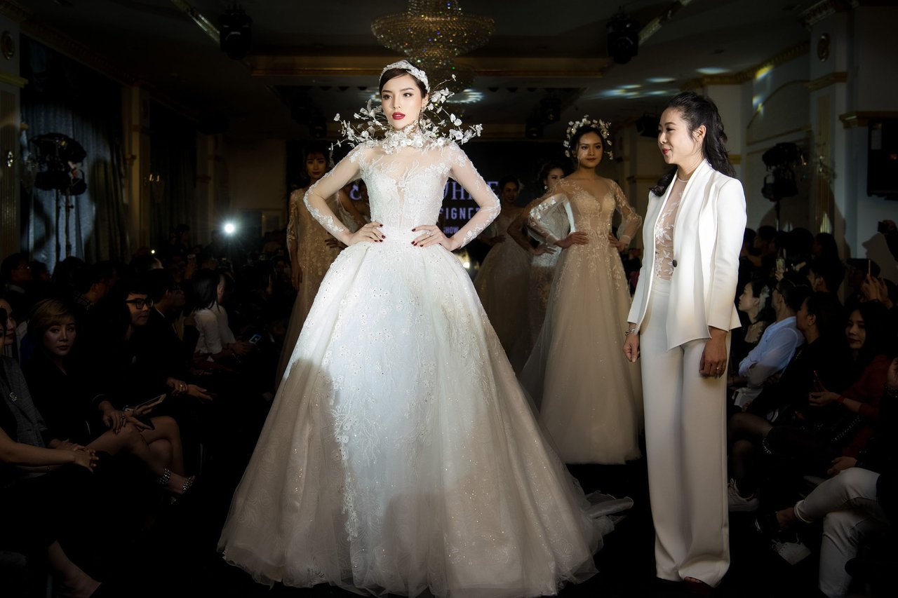 nu-hoang-tuyet-ky-duyen-lam-vedette-dien-vay-cuoi-3-ty-trong-show-dien-cua-ntk-lek-chi