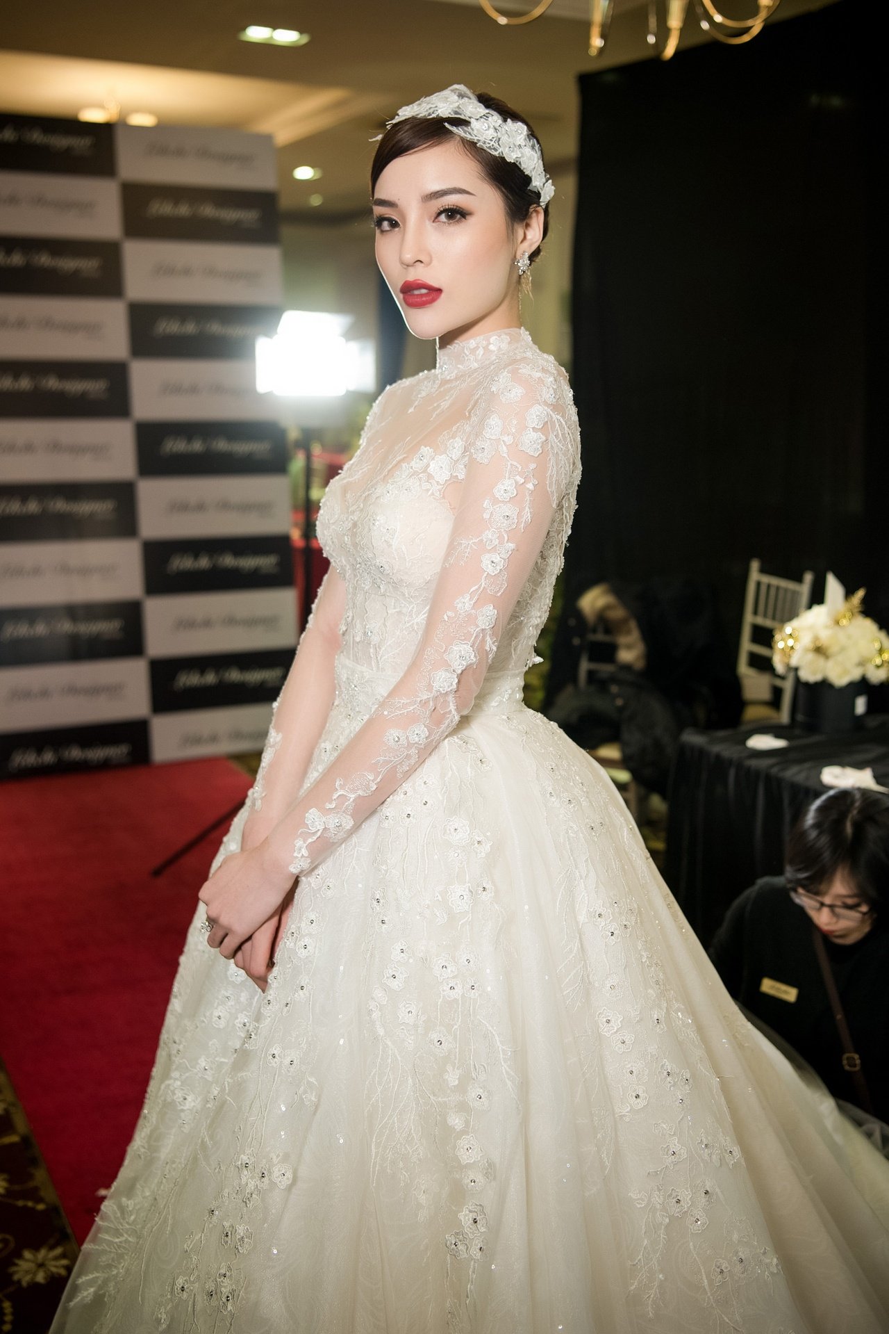 nu-hoang-tuyet-ky-duyen-lam-vedette-dien-vay-cuoi-3-ty-trong-show-dien-cua-ntk-lek-chi
