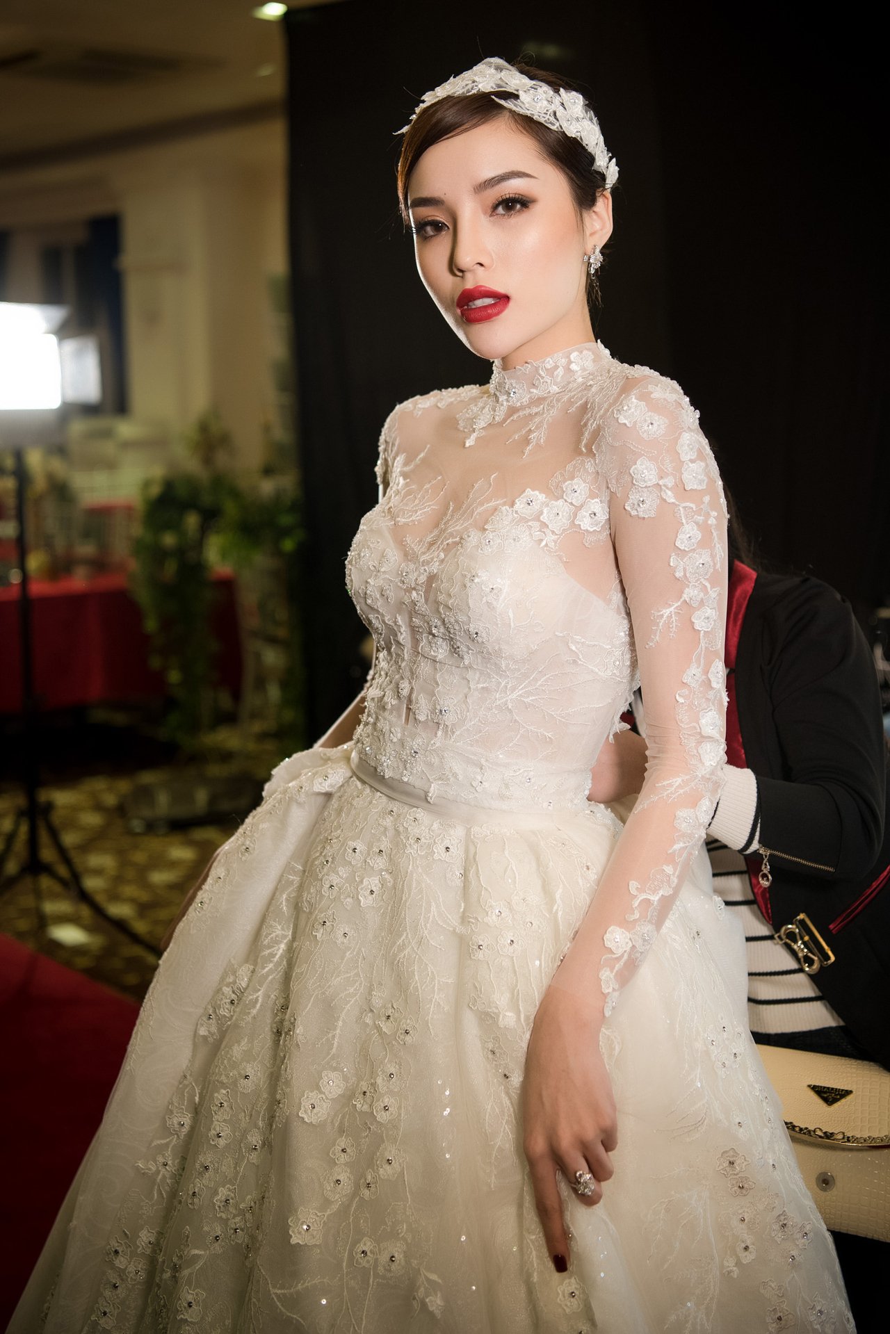 nu-hoang-tuyet-ky-duyen-lam-vedette-dien-vay-cuoi-3-ty-trong-show-dien-cua-ntk-lek-chi