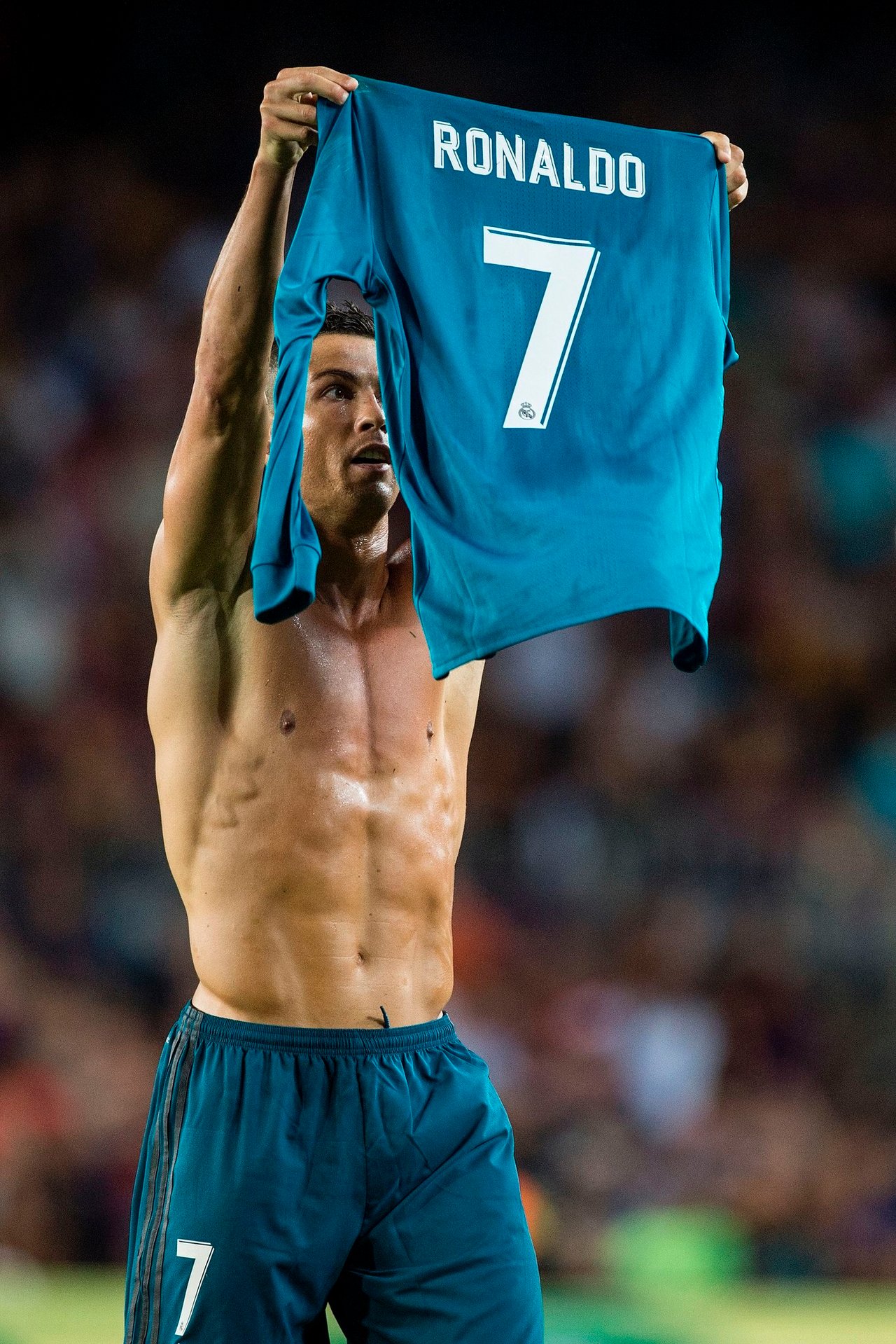 ronaldo-bat-chuoc-messi-phoi-ao-va-cai-ket-dang-long