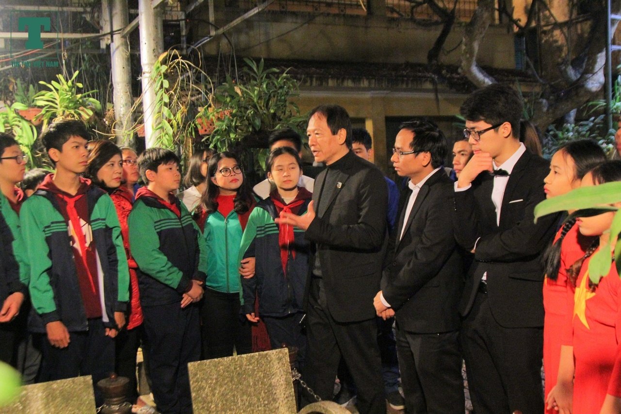 hang-tram-ngon-nen-lung-linh-duoc-thap-sang-trong-ngoi-nha-dai-tuong-vo-nguyen-giap