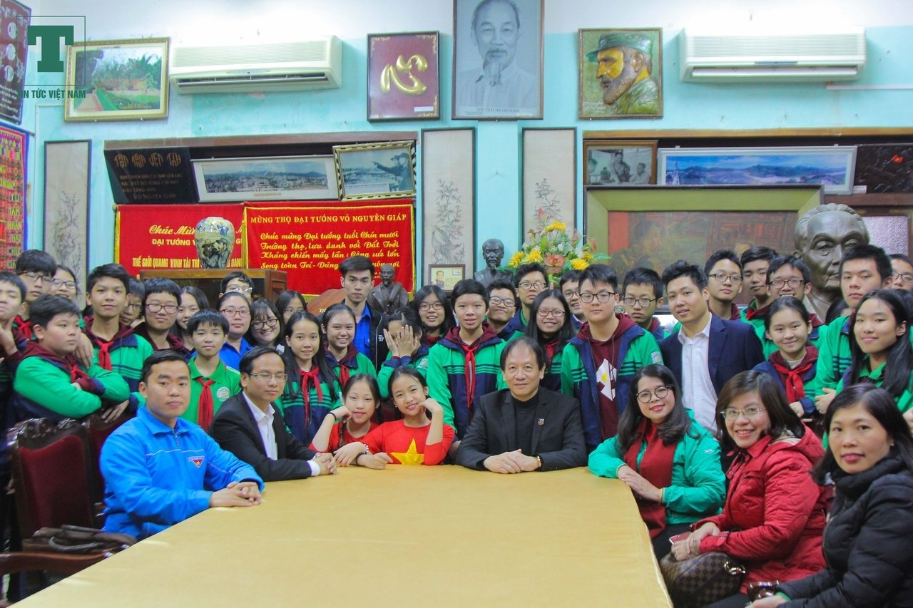hang-tram-ngon-nen-lung-linh-duoc-thap-sang-trong-ngoi-nha-dai-tuong-vo-nguyen-giap
