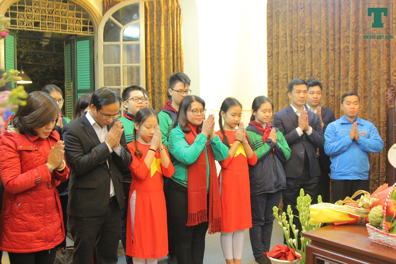 hang-tram-ngon-nen-lung-linh-duoc-thap-sang-trong-ngoi-nha-dai-tuong-vo-nguyen-giap