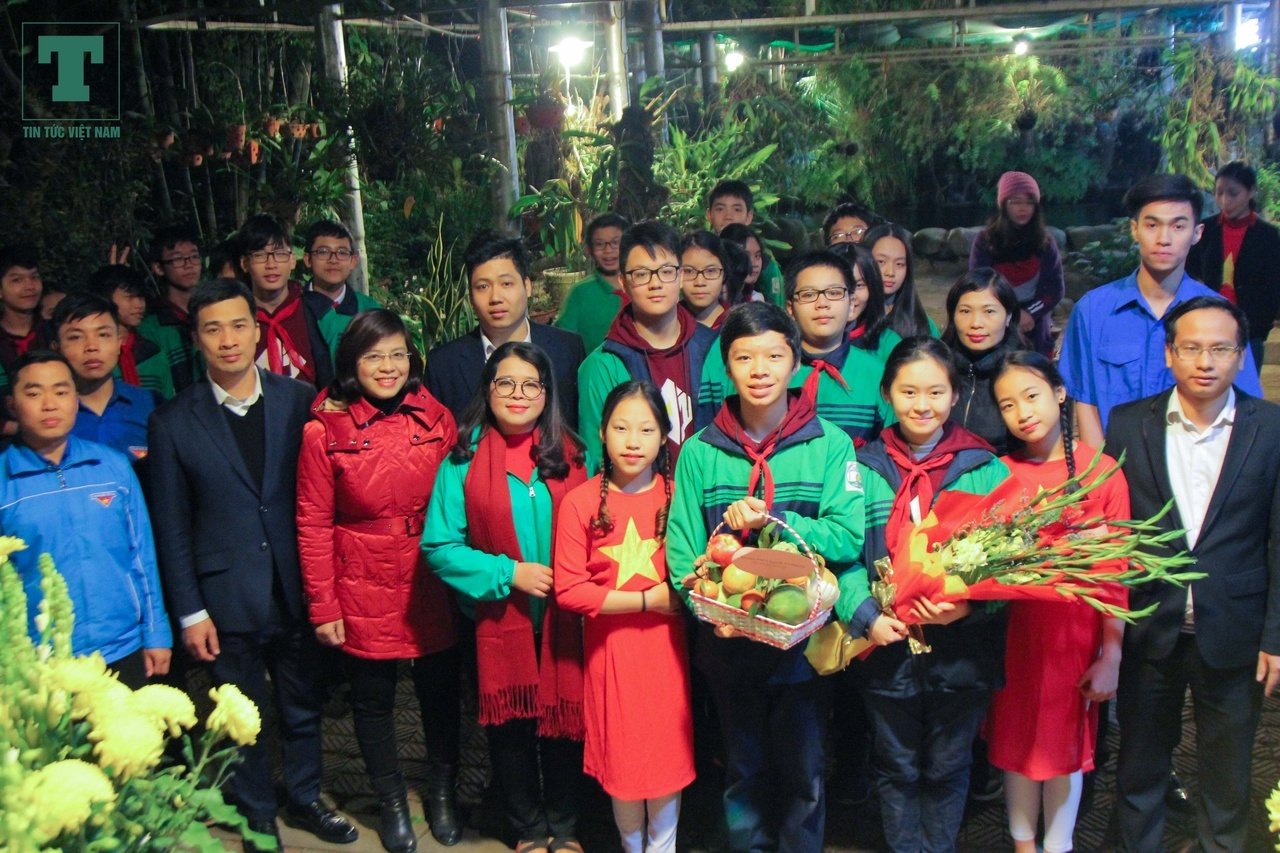 hang-tram-ngon-nen-lung-linh-duoc-thap-sang-trong-ngoi-nha-dai-tuong-vo-nguyen-giap