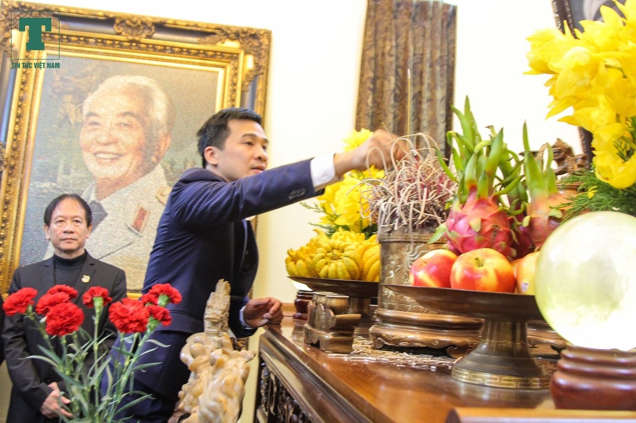 hang-tram-ngon-nen-lung-linh-duoc-thap-sang-trong-ngoi-nha-dai-tuong-vo-nguyen-giap