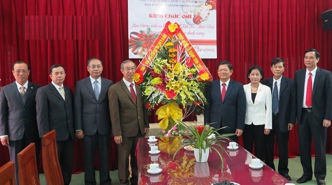 lanh-dao-thanh-pho-chuc-mung-le-thien-chua-giang-sinh