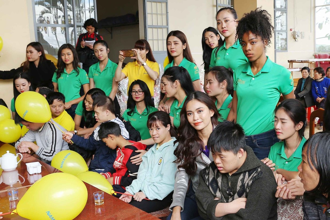 top-45-hoa-hau-hoan-vu-viet-nam-va-nhung-khoanh-khac-dep-trong-chuyen-tu-thien-dang-nho