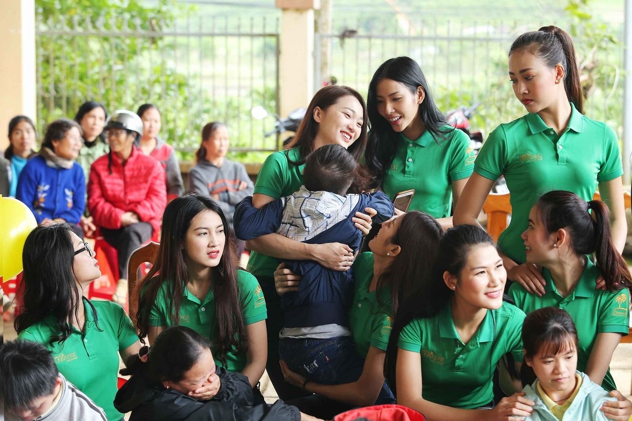 top-45-hoa-hau-hoan-vu-viet-nam-va-nhung-khoanh-khac-dep-trong-chuyen-tu-thien-dang-nho