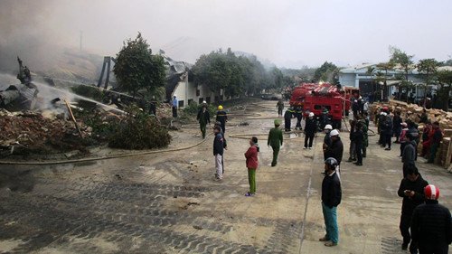 Ba công nhân bị mắc kẹt trong đám cháy lớn tại nhà máy bánh kẹo Tràng An