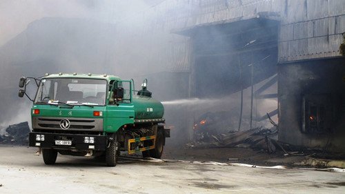Ba công nhân bị mắc kẹt trong đám cháy lớn tại nhà máy bánh kẹo Tràng An